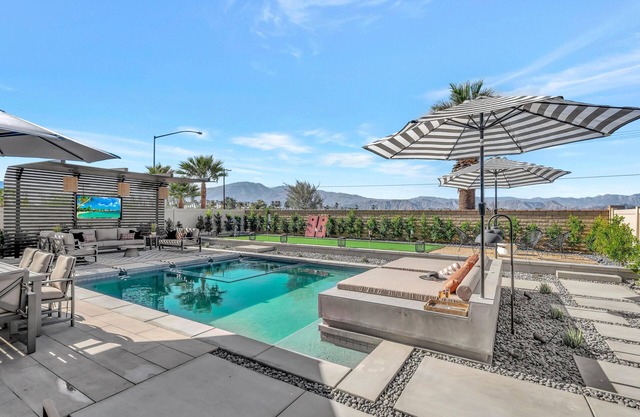 Smooth Giant - DELUXE show stopper WOW factor, unbelievable pool and backyard!
