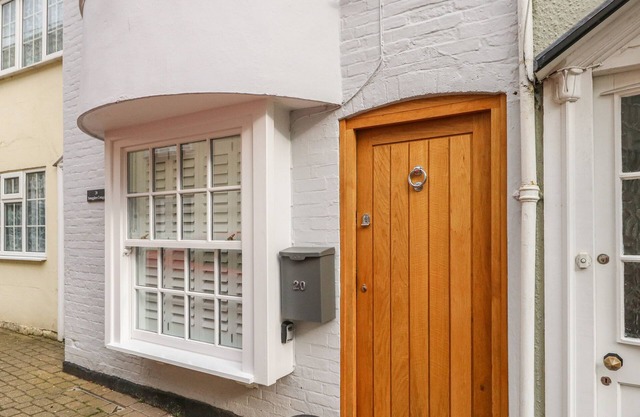 SMUGGLERS COTTAGE, character holiday cottage in Weymouth