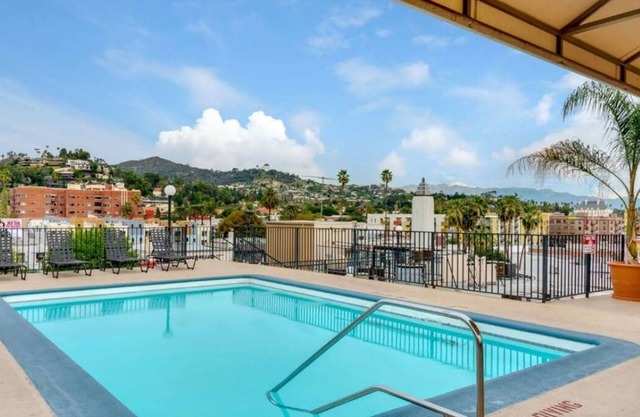 Snazzy 2bed Apt w/Rooftop pool & Hollywood Sign Views