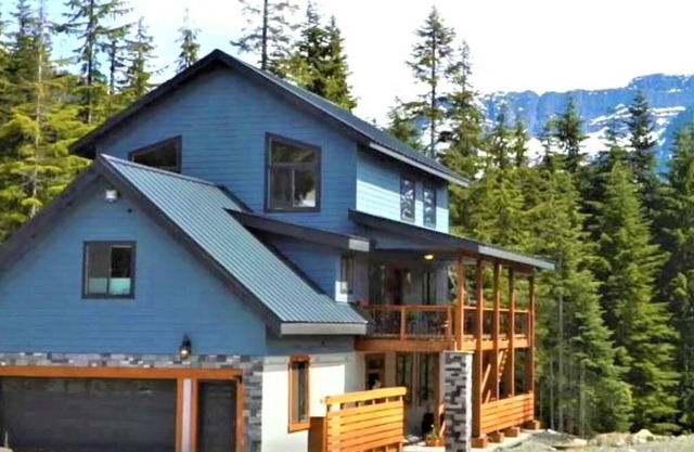 Snocabin at Snoqualmie Pass with 6 bedrooms just steps from Lifts/Tubing/Biking