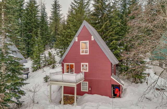 Snoqualmie Pass Cabin w/ Deck: Walk to Ski Lift