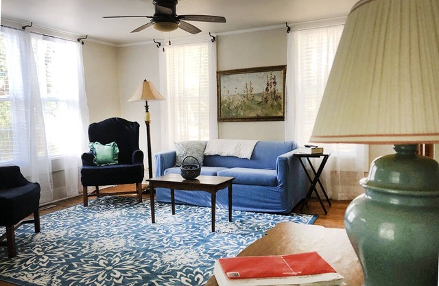 Snow bird friendly! 5 Oaks Blue Bird Cottage - close to beach and Charleston