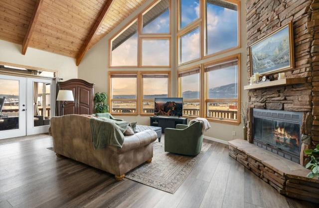 Hot tub, Forest edge, fireplaces game room