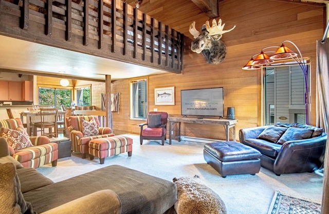 Snow Creek 1557 - Pool & Hot Tub + Ski-in/Ski-out