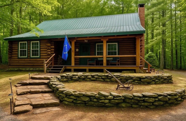 Snow Mountain Lodge- 6 miles from Mt Snow. Ski, Indoor Pool, Golf, Hike, Relax!