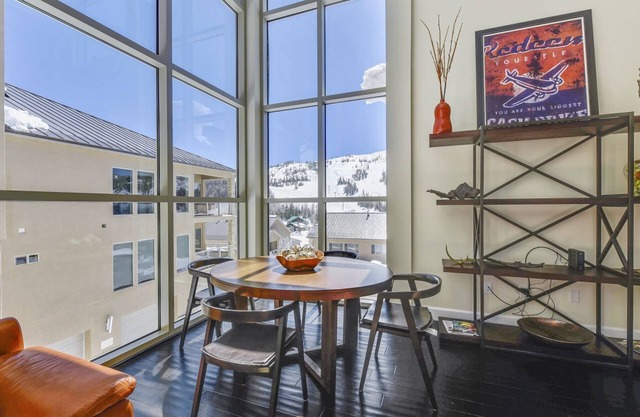 Große und moderne Wohnung mit herrlicher Aussicht! Leicht zu Fuß zu den Giant Steps Lifts, Einkaufsmöglichkeiten, a