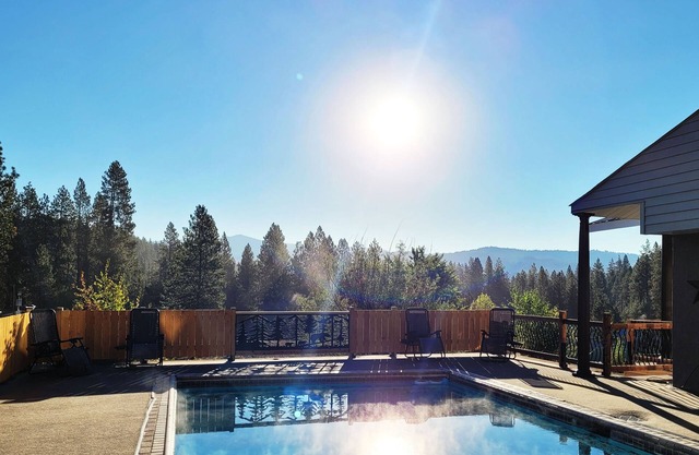 Snow Springs Pool House w/ PRIVATE heated, hotsprings pool! 5 bedrooms,Sleeps 15