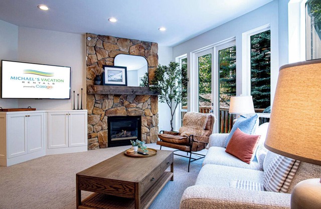 Snow Star Serenade - Hot Tub + Gym + Walk to downtown & ski lifts!
