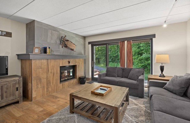 Snow Tree Lodge @ Base of Mount Snow w/ Fireplace!