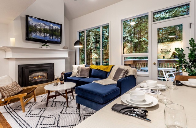 Snowater resort Corner Condo w/ River View & amenities. Close to Mt. Baker & trails