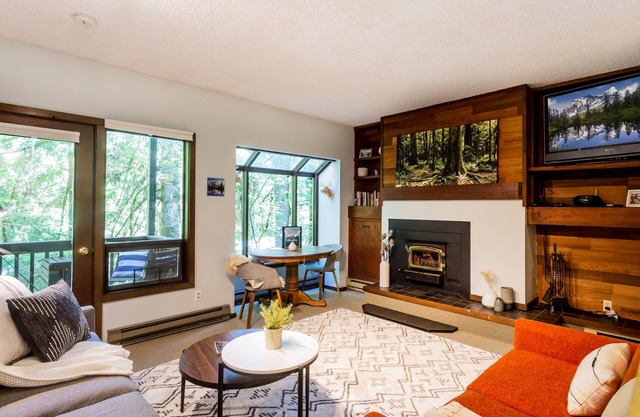 Cedar Suite at Snowater ~ Schlafmöglichkeiten für 4, beheizter Pool, Sportplätze, Sauna, Haustiere erlaubt