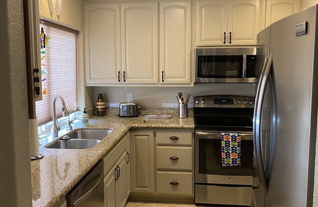 Snowbird / Corporate Townhome w/Hot Tub, Pool and Golf