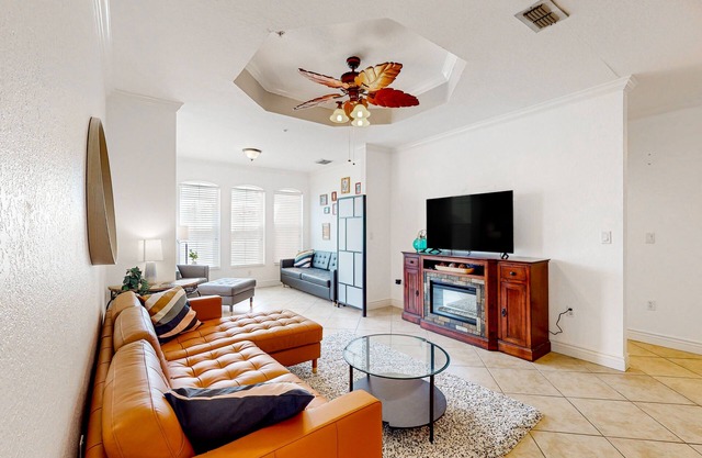 Snowbird-friendly condo with pool, hot tub, sauna, fitness room & on-site tennis