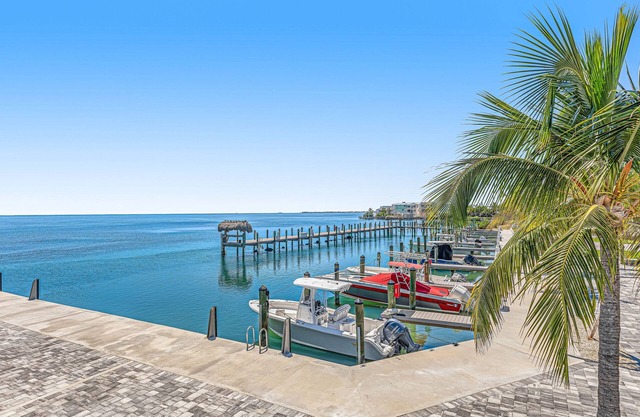 Snowbird-friendly condo in oceanfront complex with heated pool, BBQ, W/D, AC