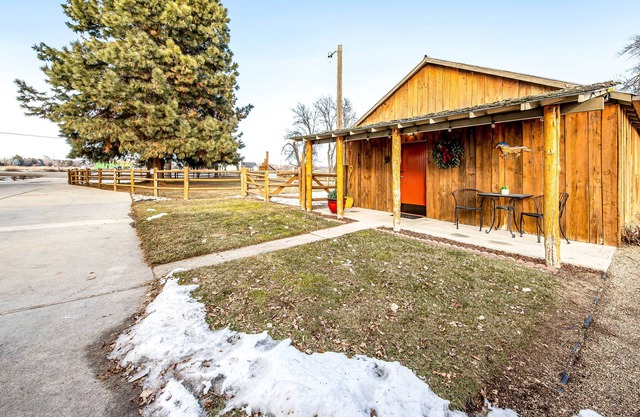 Snowbird-Friendly Country Bunk House with Loft, WiFi, Kitchenette, & Firepit
