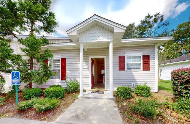 Snowbird-friendly end condo with back patio, washer/dryer, streaming, central AC