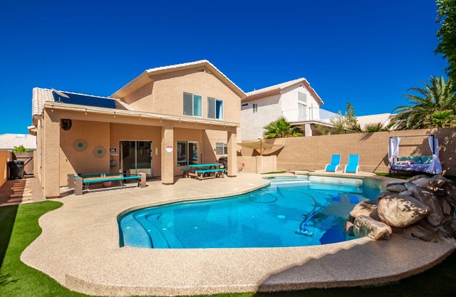 Snowbird-Friendly Home: Warm Winter Stay with Private Heated Pool
