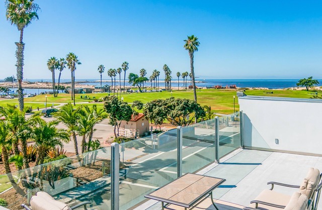 Snowbird-friendly house with fireplace & rooftop deck - beach across the street