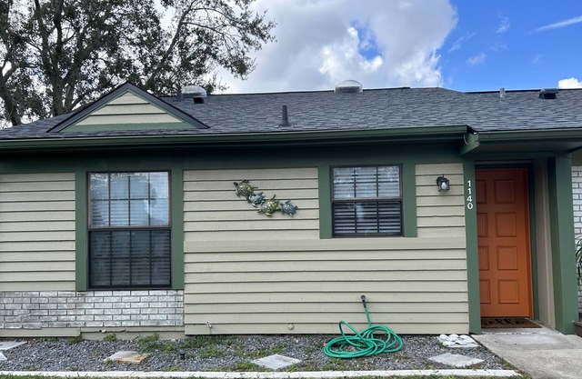 Snowbird special - Quiet and quaint villa 4 miles from the beach.