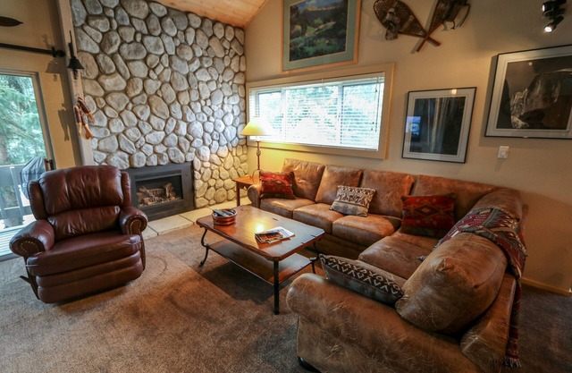 Snowcreek IV 622 Light, Bright and Updated, Walk to Snowcreek Athletic Club by RedAwning