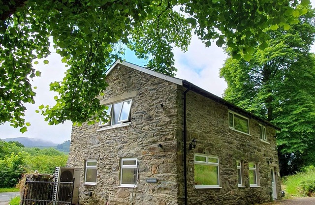 Snowdon Cottage: 300 m from Watkin Path Mt Snowdon