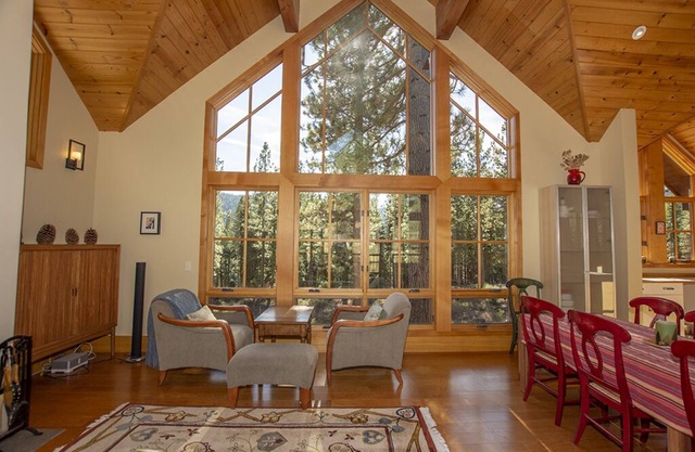 Schneekugel: 3 BR / 3 BA Haus / Kabine in Tahoe City, Schlafmöglichkeiten für 8