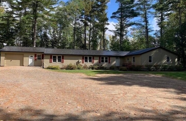 Snowmobile Access & Close to Oak Mt. SPACIOUS 5 Bedroom for large family/groups.