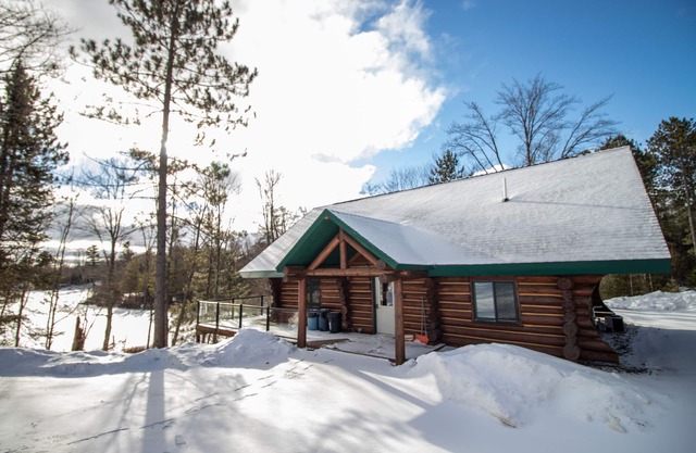 Motorschlittenfahrer & Skifahrer Volles skandinavisches Blockhaus am privaten See