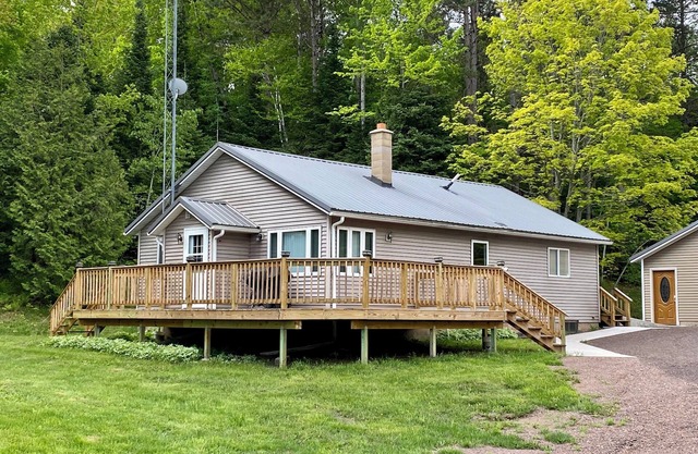 Snowmobiles, Skiing, ABR Amazing 2-bedroom house with WiFi in Hurley, Mercer