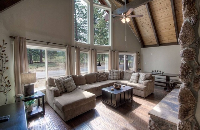 Snowshoe Chalet 3 Bedroom Cabin by RedAwning