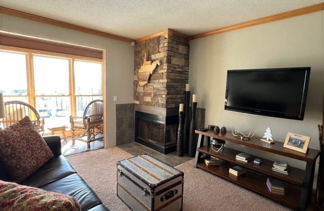 Snowshoe Condo 2BR Walking distance to slopes