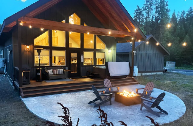 Lux King Master /Hot Tub / Dog Friendly / Fire Pit / Trails/ EV