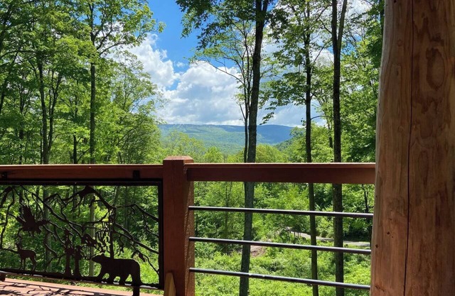 Stunning Lodge ~ Min to Resort ~ Sauna ~ Mtn Views