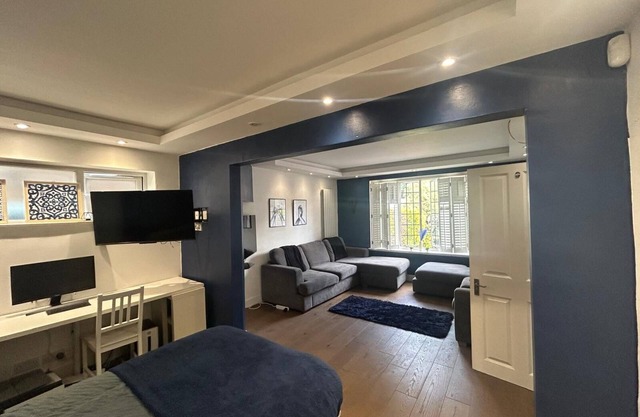 Snug 1-bedroom Apartment with free WiFi/Parking