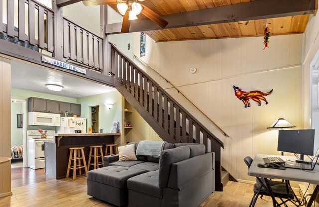 Snug 2-Bedroom Condo- Walking Distance to Ski Lift