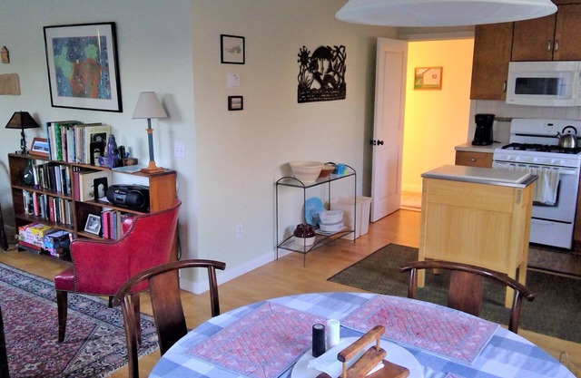 Snug, bright, quiet modern cottage--short walk to beaches!