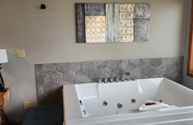 Snug Harbor Inn - Studio Suite 201 & 204