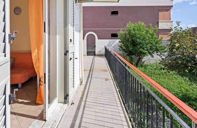 Gemütliches Ferienhaus in Niza di Sicilia mit Balkon