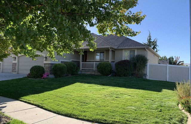 Snug Home with fenced yard,10 min from the airport\SLC, 20 min to most ski areas