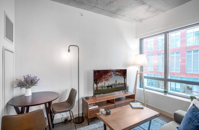 Snug Kendall Square Studio w/ Gym, near MIT & MGH by Blueground
