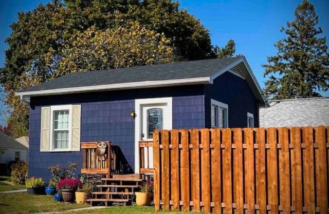 Snug Owl Cottage - Starved Rock area tiny house