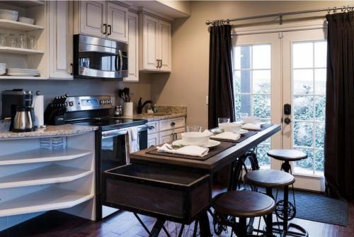 Snuggle Down Inn 1BR In Law Basement Suite