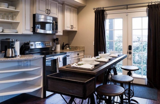 Snuggle Down Inn: 1BR In-Law Basement Suite