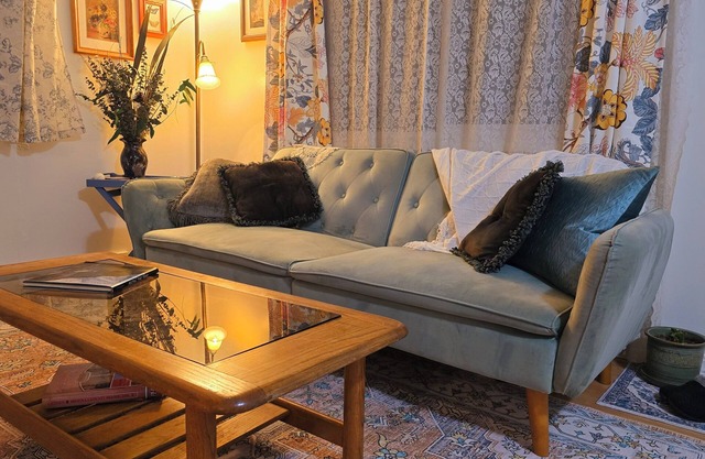Snuggle Up In this Vintage Themed Cottage with Hot Tub Relax & Unwind