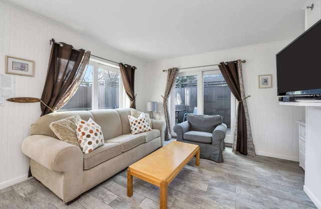 Snuggly Homey 2BR Beachside Home|TennisWiFiPKGPool