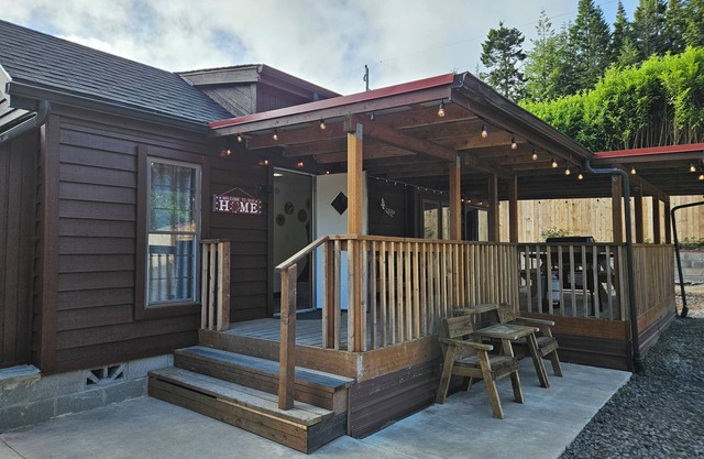 So much to enjoy at this 2-bedroom cottage in Charming Lakeside.