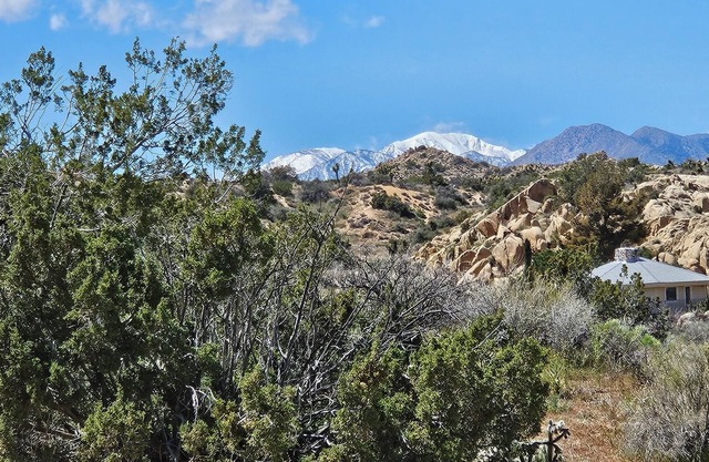 Soak at Boulder Cove-Private-Hot Tub-Mountain Views-Private Walking Path