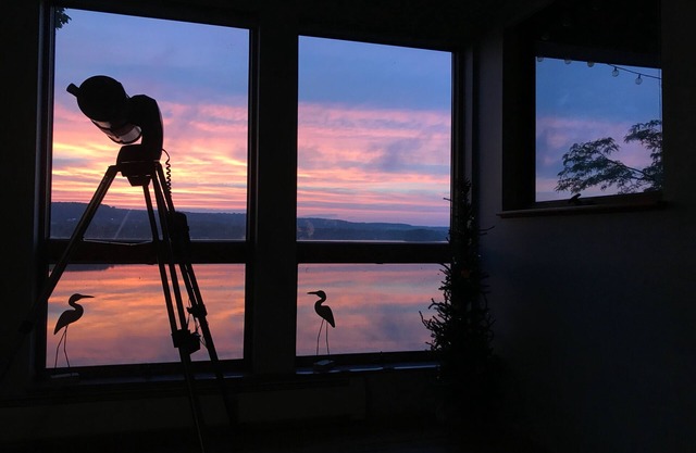 Tauchen Sie in den Sonnenuntergang ein und feiern Sie die Schönheit jeder Jahreszeit auf dem See!