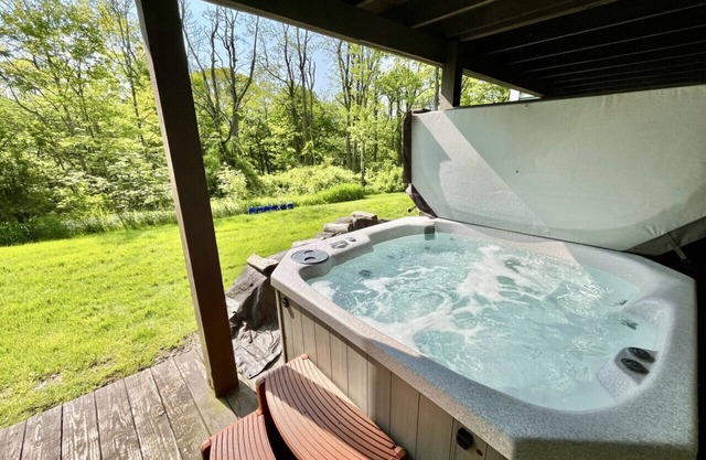 🏊‍♀️🐶Soak, Swim, Play: Pool Access, Hot Tub & Pet-Friendly Mountain Escape🌲