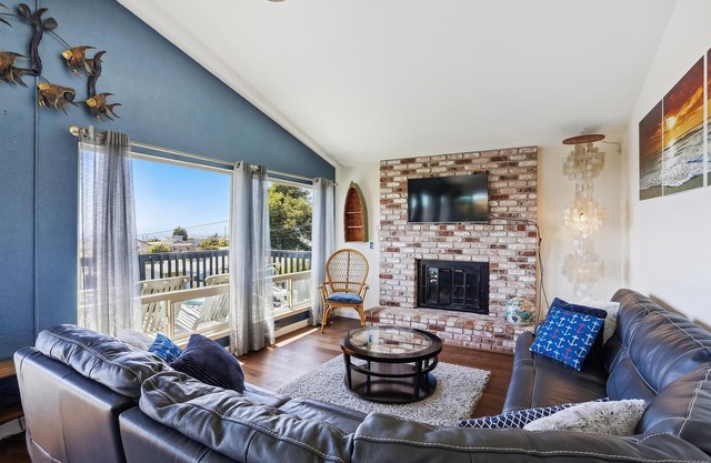 Soaking in Seacliff: Spacious 4-Bedroom Beach Home with Hot Tub & Ocean Views in Aptos